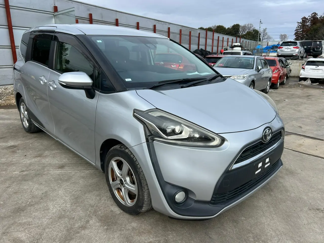 TOYOTA SIENTA 2017 — photo 2