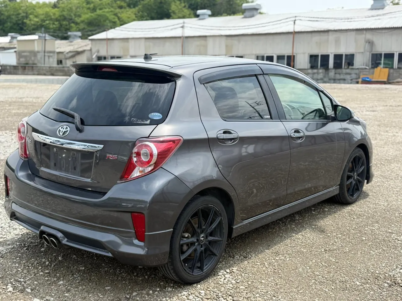 TOYOTA VITZ 2013 — photo 2